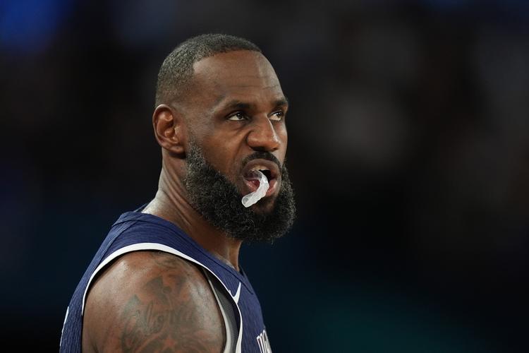 每体：巴萨18岁后卫埃斯帕特训练中受伤，将缺阵约两个月（每体：巴萨18岁小将埃斯帕特训练受伤，预计缺阵近两月）