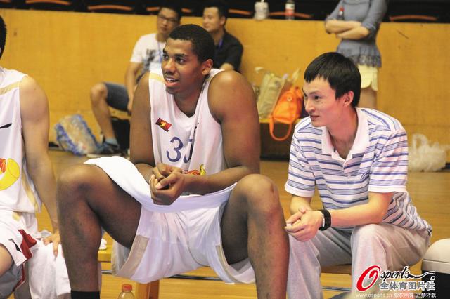 斯基拉：15岁道曼拒五份邀请留在阿森纳，明年签署首份合同（斯基拉：15岁道曼拒五家邀约留守阿森纳，明年将签下首份职业合同）