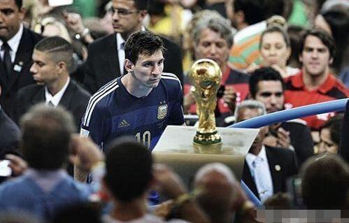 大卫-路易斯：未来会当教练；在慕尼黑夺得欧冠那夜太疯狂了（大卫-路易斯：未来考虑从教，慕尼黑欧冠捧杯之夜太疯狂）