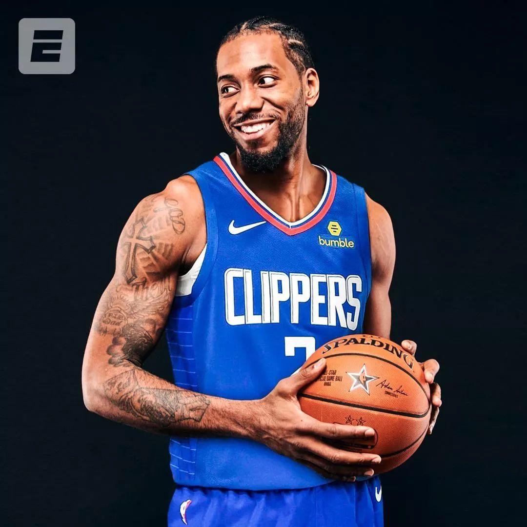 拓媒：杨瀚森面对艰难的对位但从未退缩，这对他算是一种胜利（拓媒：直面强硬对位，杨瀚森从不退让，这已是他的胜利）