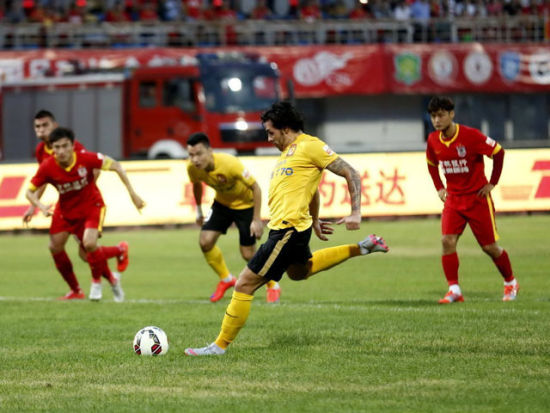 老将关键铲断救险，成全场转折点（老将神勇铲断化险，成为比赛拐点）