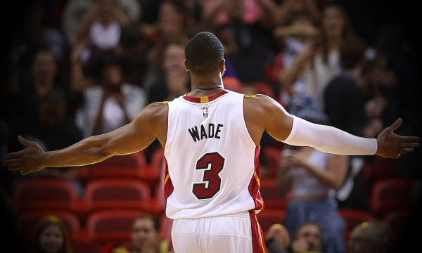 克莱重返大通中心受欢呼，库里两度主动致意（克莱重返大通中心引爆欢呼，库里两次主动致意）